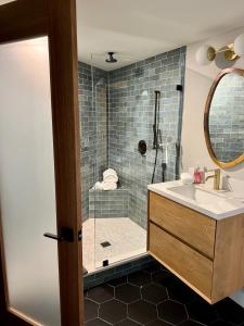 La salle de bains est pourvue d'une douche, d'un lavabo et d'un miroir. dans l'établissement NEW Modern apt w/pool & hot tub in nature, à Thousand Oaks