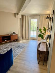 - un salon avec un canapé et une table dans l'établissement NEW Modern apt w/pool & hot tub in nature, à Thousand Oaks