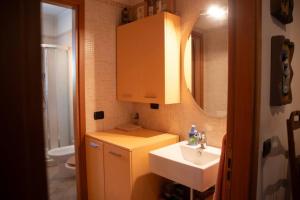 a small bathroom with a sink and a mirror at Villa Schatz con Piscina privata in Settala +36 photos