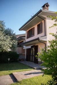 a house with a grass yard in front of it at Casa Schatz Settala Milano in Settala