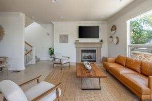 uma sala de estar com um sofá e uma lareira em Ocean View Del Mar Beach Home w Jacuzzi em San Diego