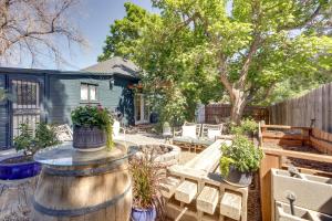 einen Hinterhof mit einem Tisch, Stühlen und Bäumen in der Unterkunft Charming Denver Home Outdoor Oasis with Grill in Denver