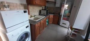 uma pequena cozinha com uma máquina de lavar roupa e um lavatório em Appartement 2-3 personnes Velodrome et Plage em Marselha