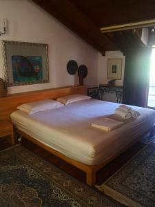 1 dormitorio con 1 cama grande con sábanas y almohadas blancas en Villa Miro, en Golem