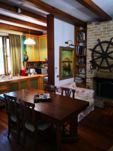 cocina y comedor con mesa y sofá en Villa Miro, en Golem