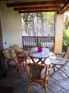 una mesa de madera y sillas en un patio en Villa Miro, en Golem