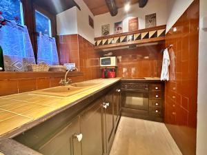 cocina con fregadero y fogones en D2, Bordes d'Arinsal, Duplex Rustico con chimenea, Arinsal , zona Vallnord en Arinsal