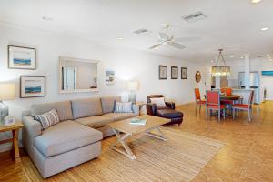 sala de estar con sofá y mesa en Tortugas De Mar, Unit 303B en Clearwater Beach