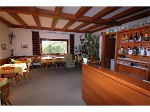 een eetkamer met een tafel en stoelen en een bar bij Gasserhof Bozen in Bolzano