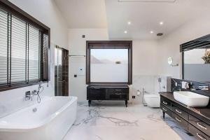 Gallery image of An extravagant Pushp villa overlooking the Ganges in Narendranagar