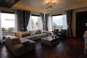 Gallery image of An extravagant Pushp villa overlooking the Ganges in Narendranagar +21 photos