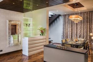 Gallery image of An extravagant Pushp villa overlooking the Ganges in Narendranagar