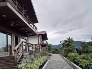 Gallery image of An extravagant Pushp villa overlooking the Ganges in Narendranagar