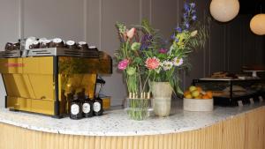 blat z butelkami wina i kwiatami w obiekcie Boutique Hotel Johannes w mieście Delft