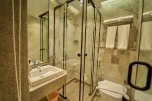 Bagno di Gold's Pyramids Hotel