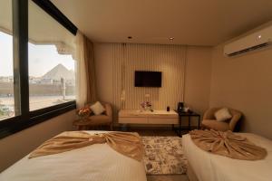 Letto o letti in una camera di Gold's Pyramids Hotel