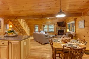 - une salle à manger et un salon dans une cabane en rondins dans l'établissement Blue Ridge Cabin Rental with Hot Tub and Creek Access!, à Blue Ridge