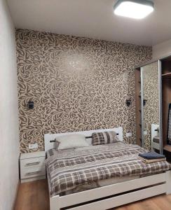 オデッサにあるProspekt Shevchenkoのベッドルーム1室(ベッド1台付)が備わります。壁紙を用いた内装です。