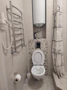 オデッサにあるProspekt Shevchenkoの小さなバスルーム(トイレ、シンク付)