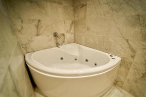 Bagno di Gold's Pyramids Hotel