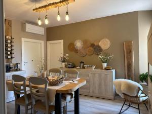 斯佩洛的住宿－Il Sogno，厨房里设有1间带桌椅的用餐室