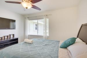 sypialnia z łóżkiem i wentylatorem sufitowym w obiekcie Pet-Friendly Miami Home with Hot Tub and Pool Table w Miami
