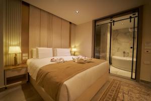 Letto o letti in una camera di Gold's Pyramids Hotel