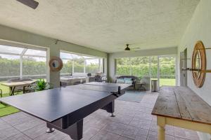 Habitación grande con mesa de ping pong. en Pet-Friendly Miami Home with Hot Tub and Pool Table en Miami