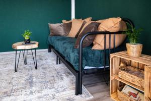 uma sala de estar com um sofá e uma mesa em Nature Terminal Apartment - unterwegs zuhause em Steinenbronn