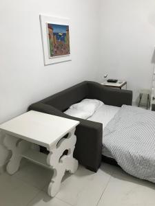 uma cama e uma mesa num quarto em COPACABANA 2 Quartos e Sala - POSTO 6 QUADRA DA PRAIA no Rio de Janeiro