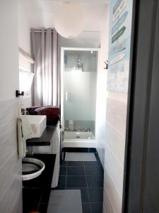 Baño pequeño con lavabo y aseo en Côte d'Opale - Maison Cocooning Classé 3 Étoiles en Marquise