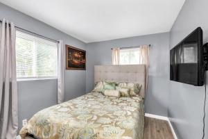 Ένα ή περισσότερα κρεβάτια σε δωμάτιο στο Cozy Retreat in Cincinnati home +21 φωτογραφίες