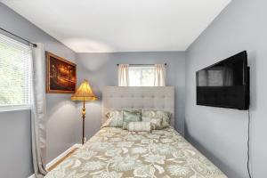 Ένα ή περισσότερα κρεβάτια σε δωμάτιο στο Cozy Retreat in Cincinnati home