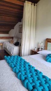 um quarto com 2 camas com almofadas azuis em Apto Duplex com Mezanino em Juquei