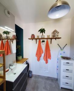 uma casa de banho com um lavatório e um frigorífico em L'Olivier, Résidence Standing Terrasse Parking Wi-Fi Netflix em Béziers