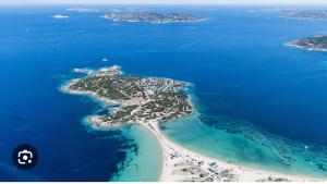 z powietrza widok na wyspę w oceanie w obiekcie Vecchio Marino 1 C3 Palau w mieście Palau