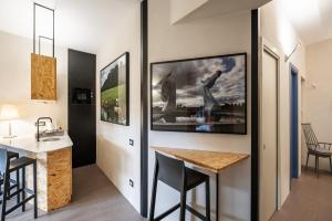 - une cuisine avec un comptoir et une table dans une pièce dans l'établissement Maison Ammiragli Vatican Rooms, à Rome