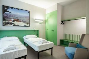 une chambre d'hôpital avec deux lits et un canapé dans l'établissement Maison Ammiragli Vatican Rooms, à Rome 36 autres photos