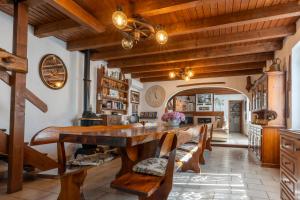 une grande salle à manger avec une table et des chaises en bois dans l'établissement Villa Rosch, à Lezzeno