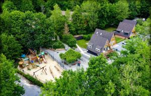 an aerial view of a house with a playground at de bosdriehoek II in Durbuy