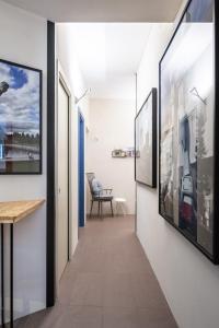 un couloir avec des tableaux sur les murs et une chaise dans l'établissement Maison Ammiragli Vatican Rooms, à Rome
