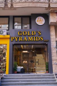 un edificio con un cartel que lee pirámides de oro en Gold's Pyramids Hotel en El Cairo