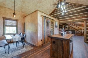 ein Wohnzimmer mit Tisch und ein Esszimmer in der Unterkunft Bedford Cabin with Porch, 5 Mi to Historic District! in Bedford