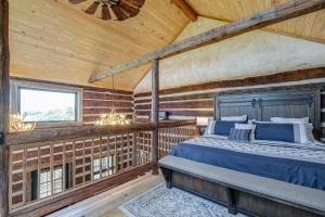 een slaapkamer met een bed in een blokhut bij Bedford Cabin with Porch, 5 Mi to Historic District! in Bedford