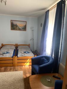Giường trong phòng chung tại Penzion Sport