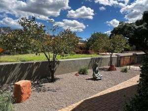 Κήπος έξω από το Sedona Uptown Gem! Wow! Views!! NEW! BARREL SAUNA!!! Close to trails, walk to Uptown Sedona, restaurants and shopping