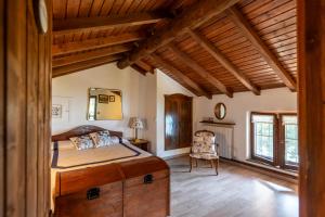 een slaapkamer met een bed en een stoel in een kamer bij Villa Rosch in Lezzeno