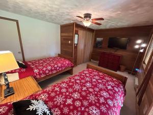 Champion的住宿－Townhouse in Seven Springs 3bed 2bath sleeps 8 aircon wifi，一间卧室配有两张床和吊扇