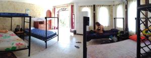 سرير أو أسرّة في غرفة في Cool Vibes Beach Hostel