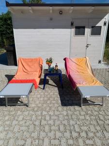 dos sillas y una mesa frente a un garaje en La Casa di Toni en Pescara